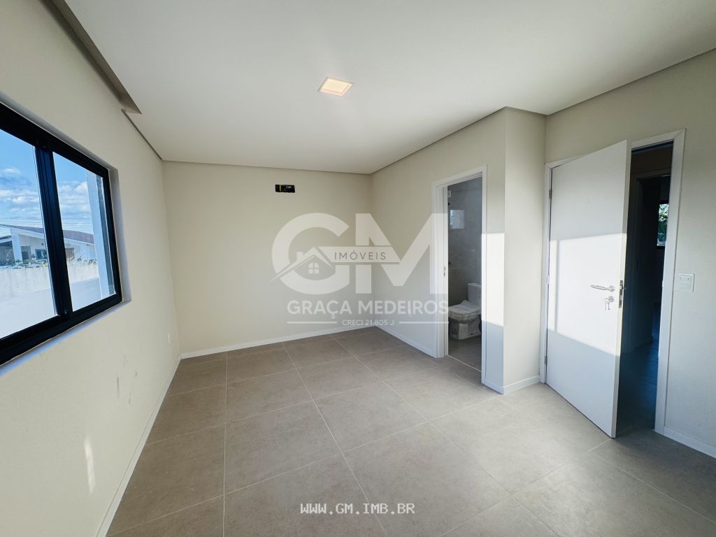 Foto de Casa com 4 quartos sendo 3 suítes, piscina particular 