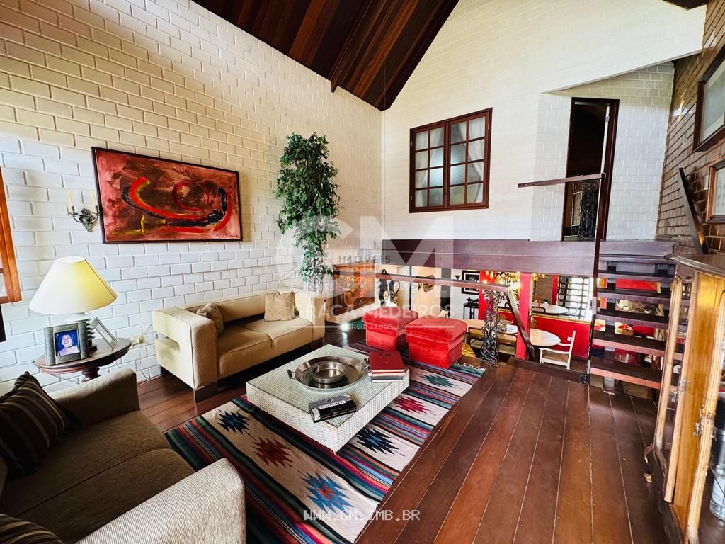 Foto de Casa com vista para as montanhas em condomínio de alto padrão