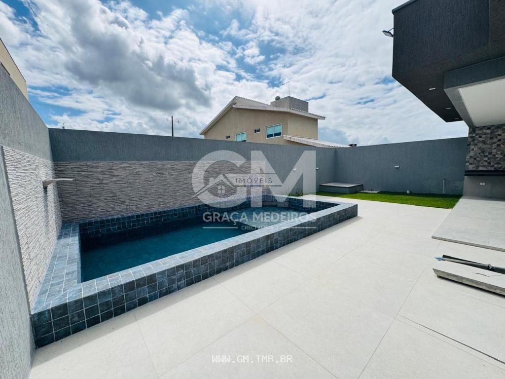 Foto de Casa nova com piscina particular em condomínio de