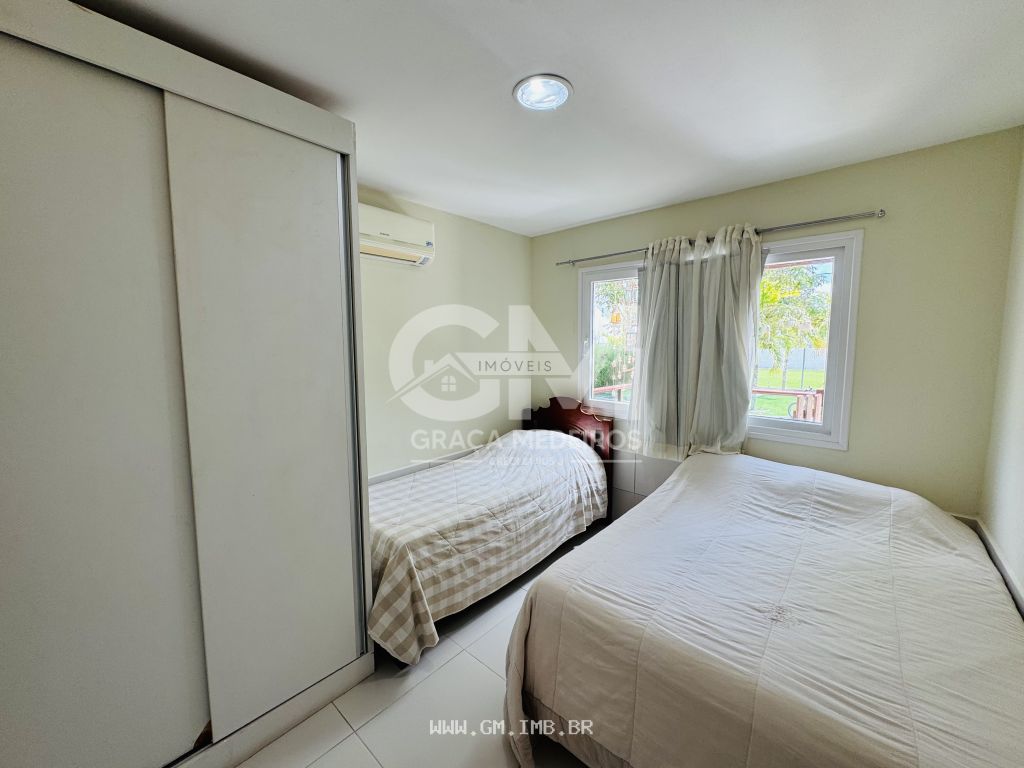 Foto de Casa com 4 quartos sendo 3 suítes, em condomínio 