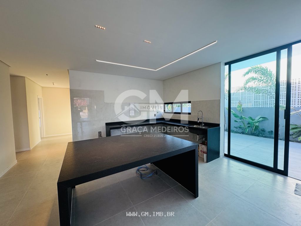 Foto de Casa com 4 quartos sendo 3 suítes, piscina particular 