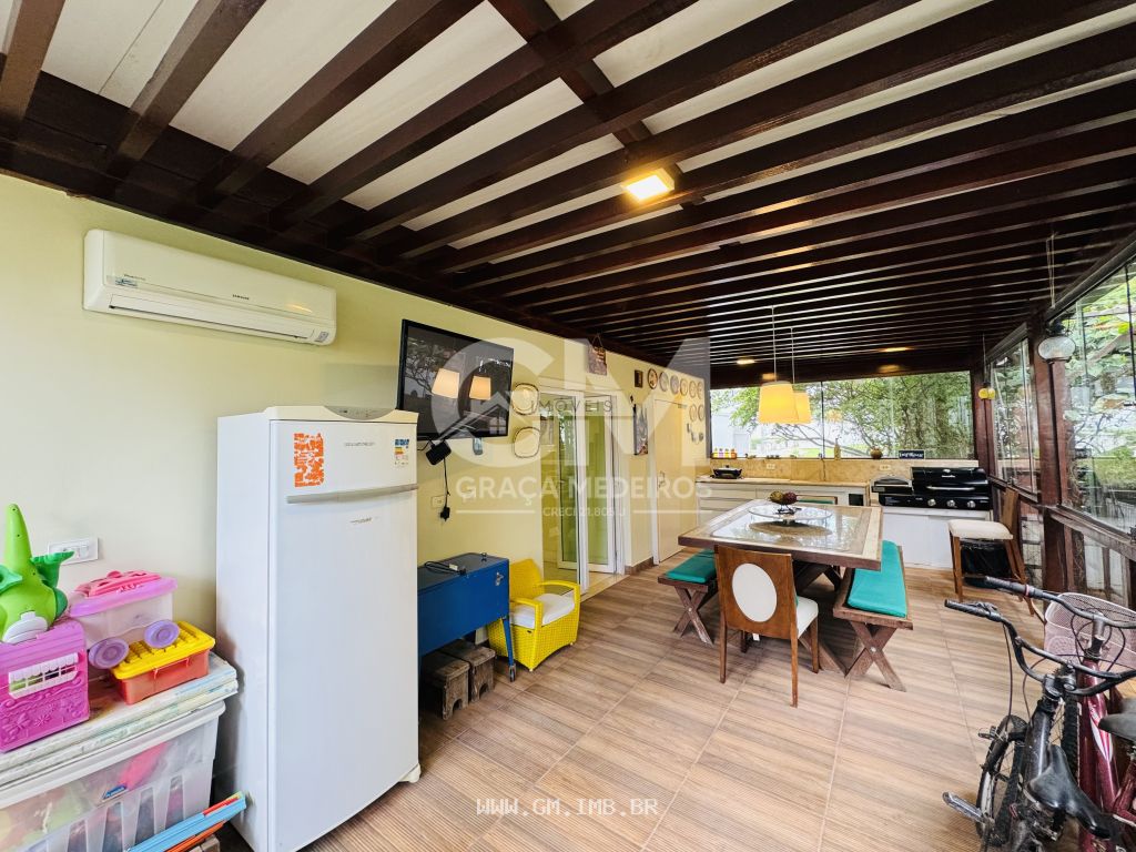 Foto de Casa com 4 quartos sendo 3 suítes, em condomínio 