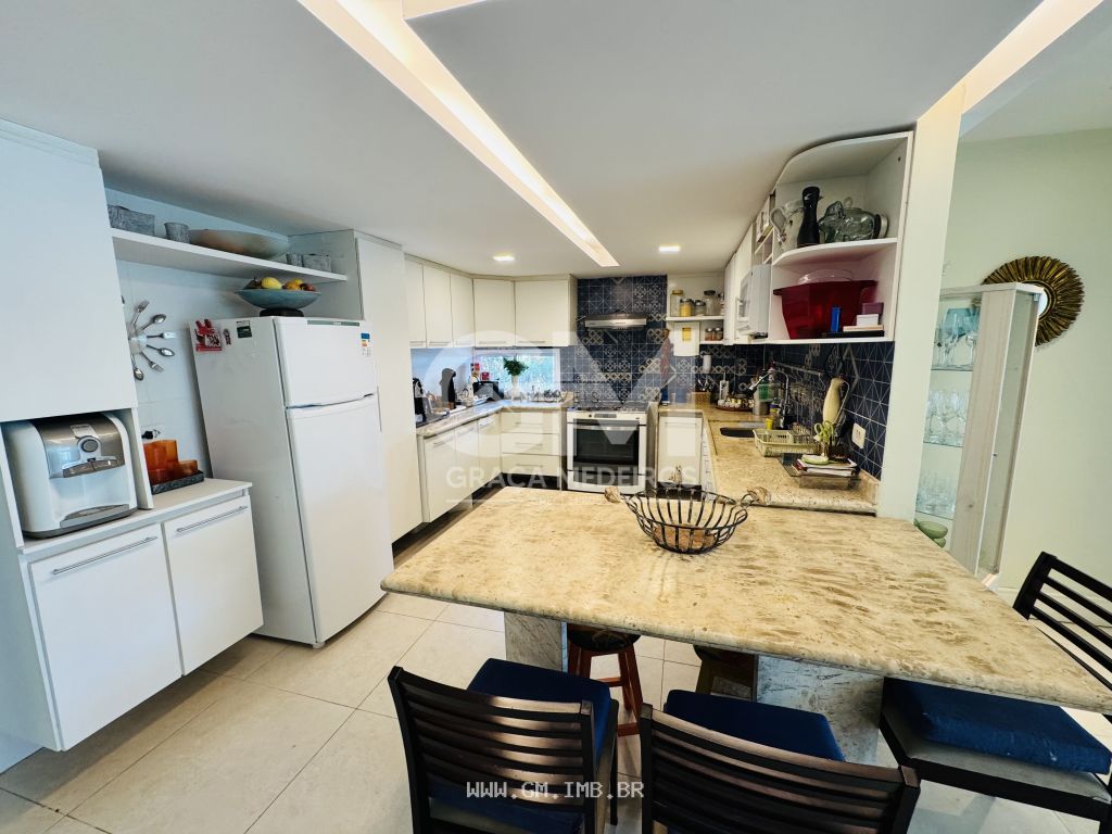 Foto de Casa com 4 quartos sendo 3 suítes, em condomínio 
