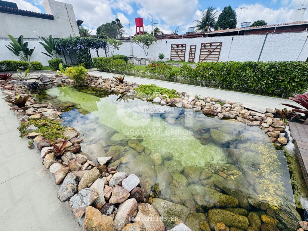 Foto de Casa com 4 quartos sendo 3 suítes, em condomínio 