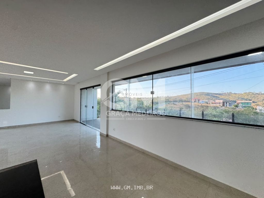Foto de Casa em condomínio com piscina e espaço gourmet
