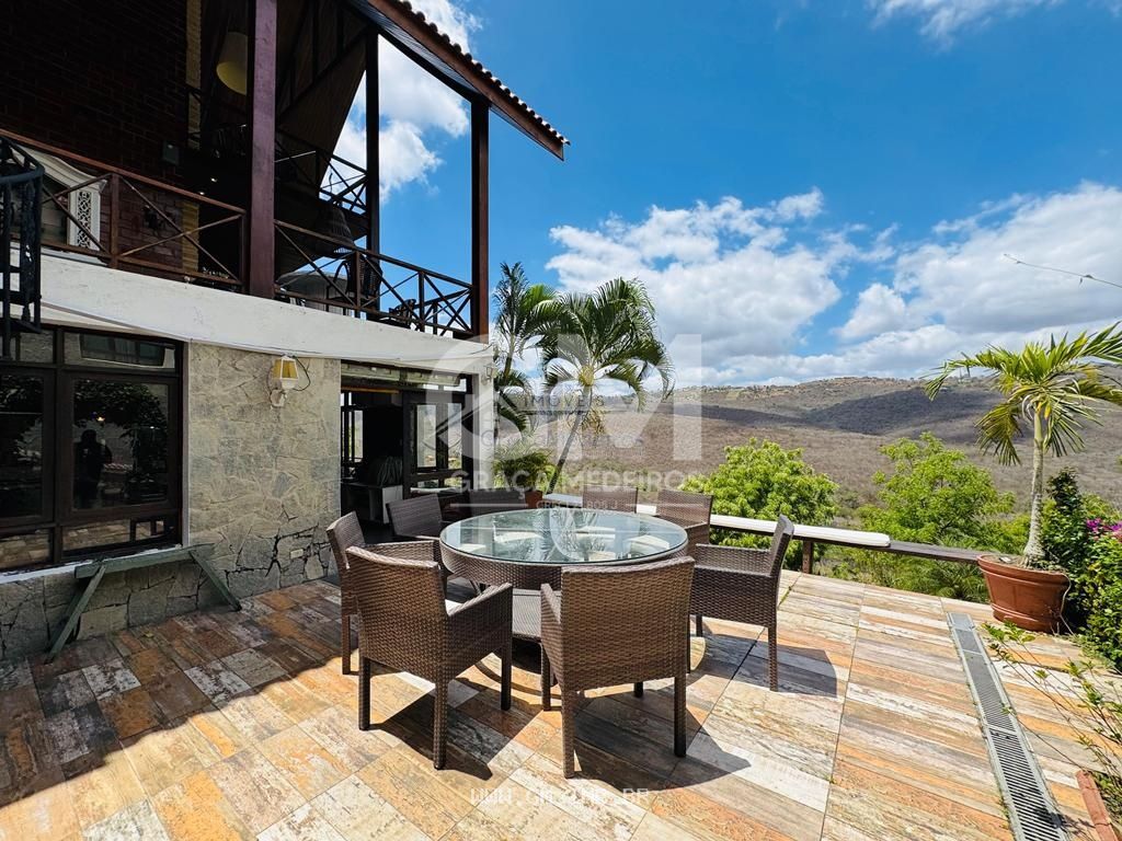 Foto de Casa com vista para as montanhas em condomínio de alto padrão