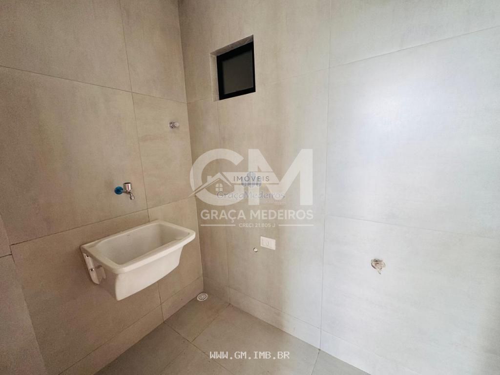 Foto de Casa nova com piscina particular em condomínio de
