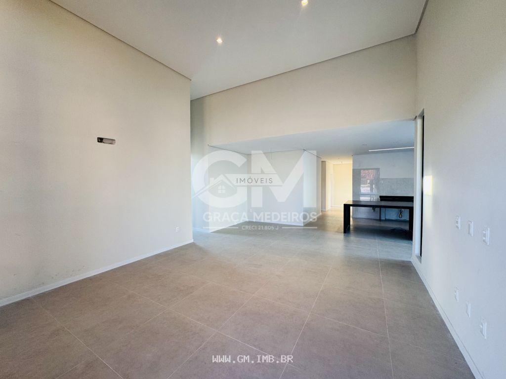 Foto de Casa com 4 quartos sendo 3 suítes, piscina particular 