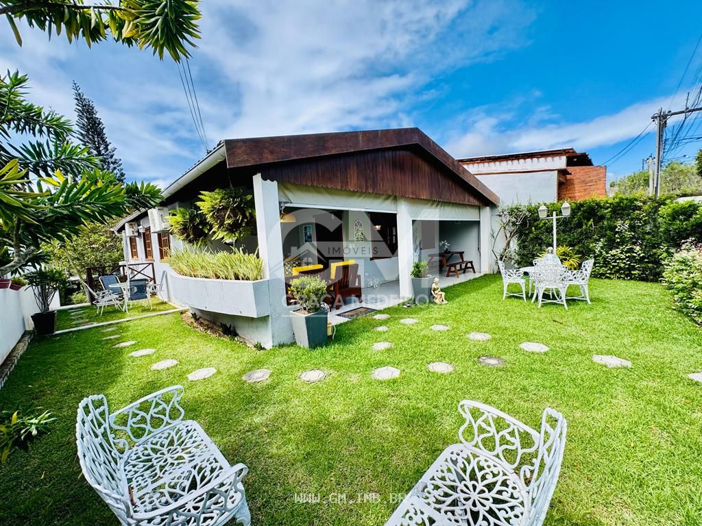Casa em condomínio com piscina privativa