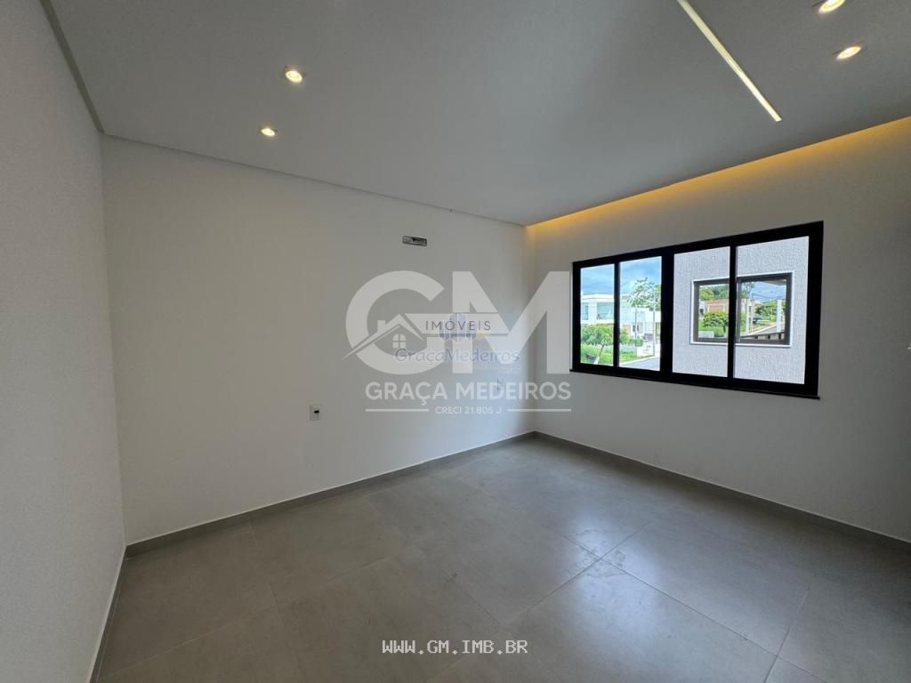 Foto de Casa nova com piscina particular em condomínio de