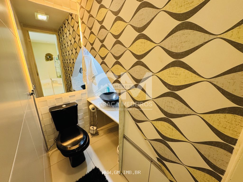 Foto de Casa com 4 quartos sendo 3 suítes, em condomínio 