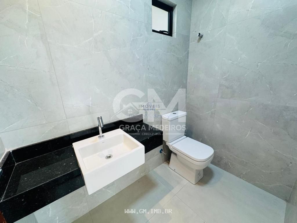 Foto de Casa nova com piscina particular em condomínio de