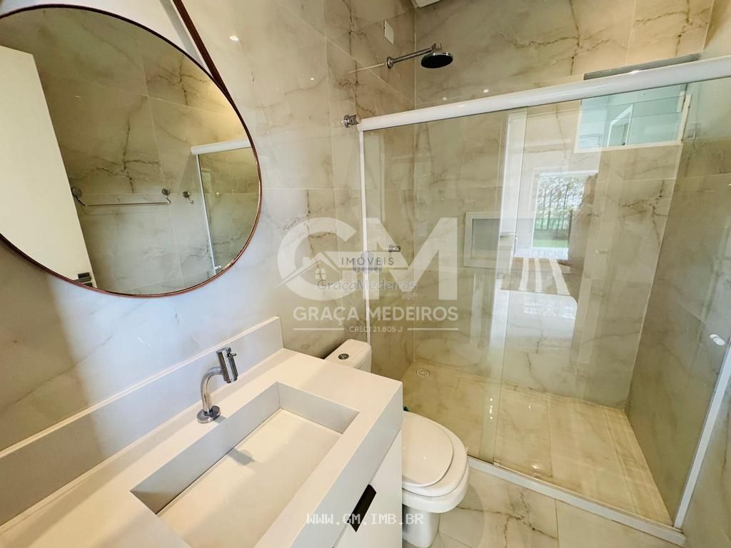 Foto de Casa de alto padrão com piscina particular em condomínio
