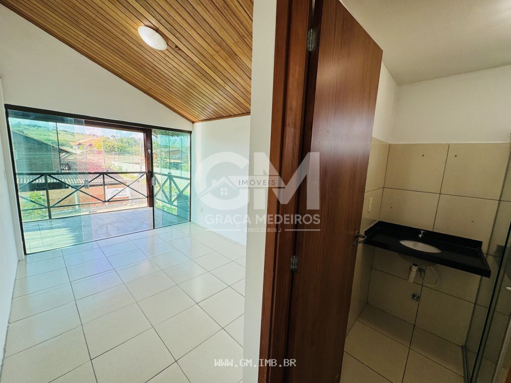 Foto de Casa com 4 quartos sendo 3 suítes, terreno com 360 m² 