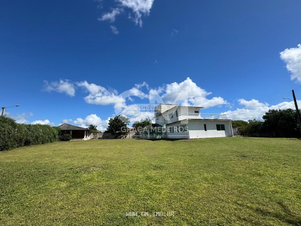 Foto de Casa com 300 metros de área construída em terreno 2.124,59 metros