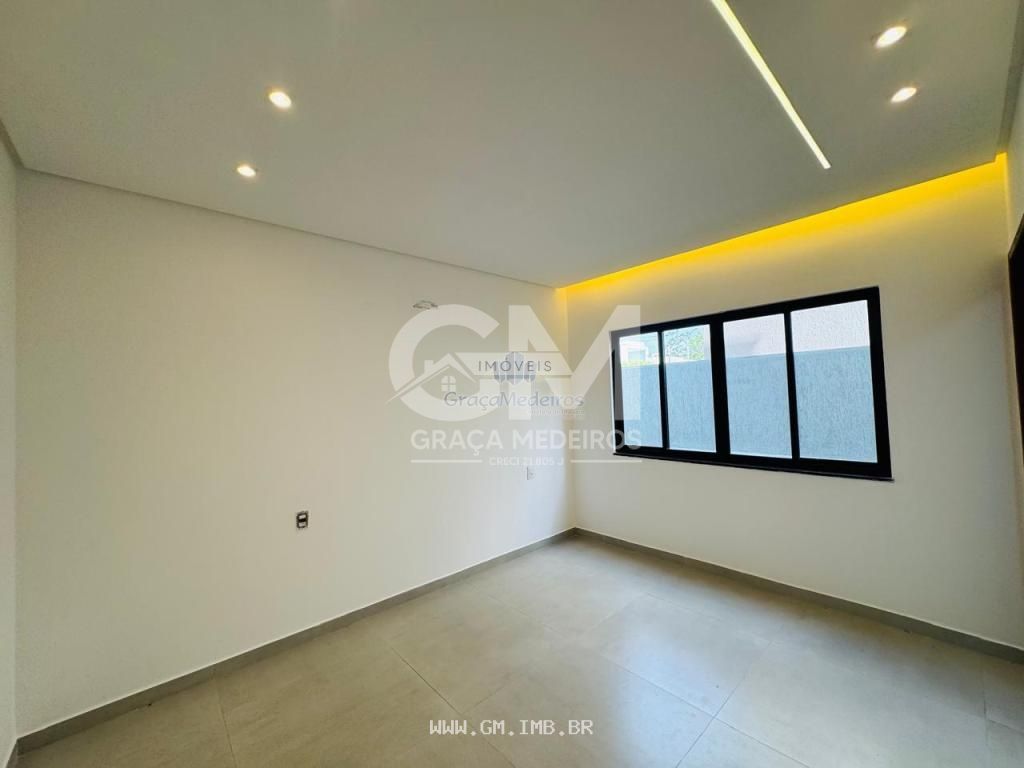 Foto de Casa nova com piscina particular em condomínio de