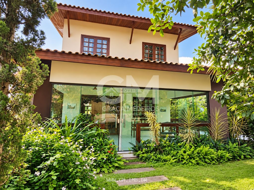Casas espaçosa com 5 quartos em condomínio 