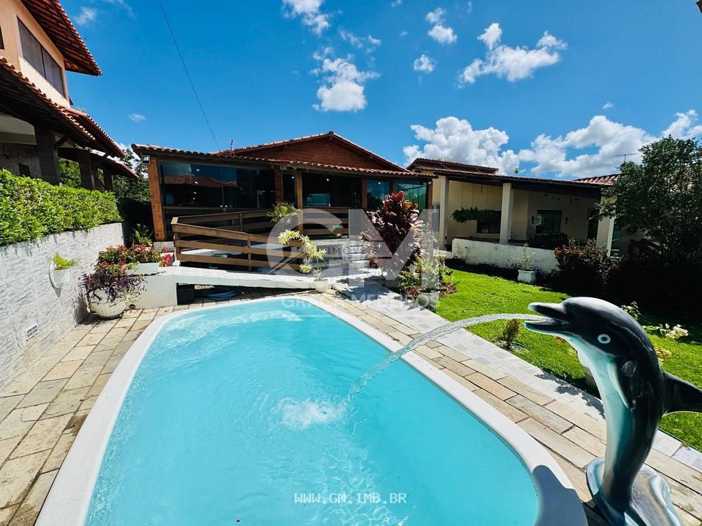 Foto de Casa térrea com piscina particular em condomínio