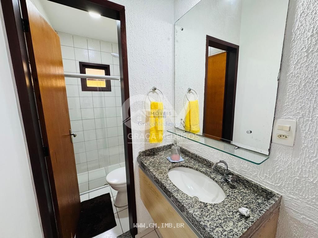 Foto de Casa com 4 quartos em condomínio com piscina aquecida