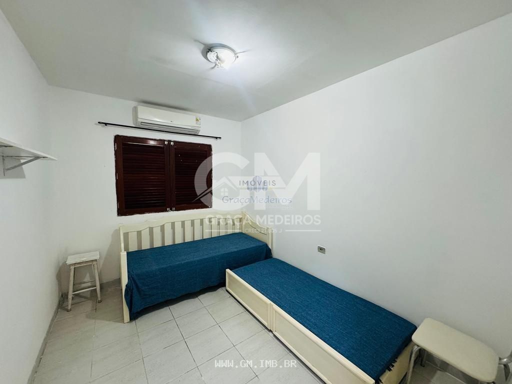 Foto de Casa térrea com piscina particular em condomínio