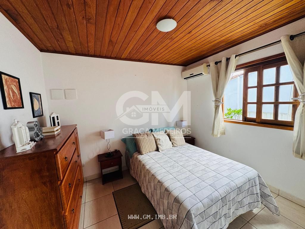 Foto de Casa em condomínio com piscina privativa