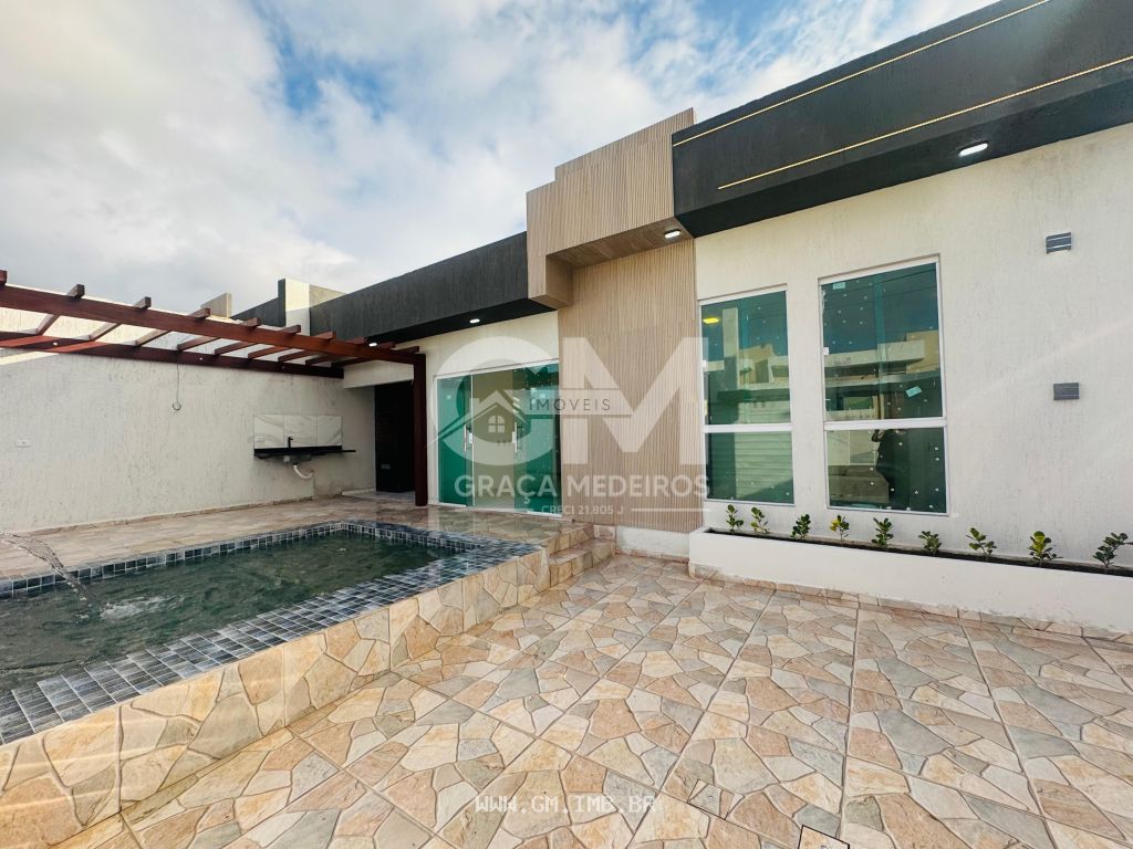 Casa com 3 quartos, espaço gourmet e piscina  