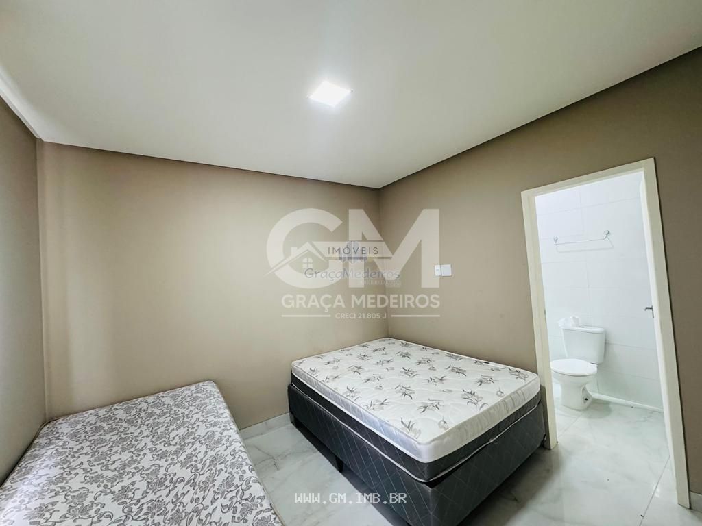 Foto de Casa de alto padrão com piscina particular em condomínio