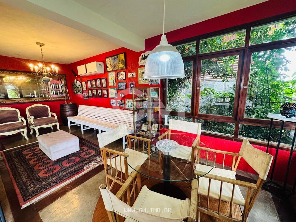 Foto de Casa com vista para as montanhas em condomínio de alto padrão