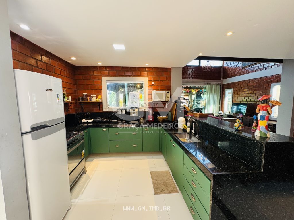 Foto de Casa com 5 quartos, terraço gourmet e piscina 