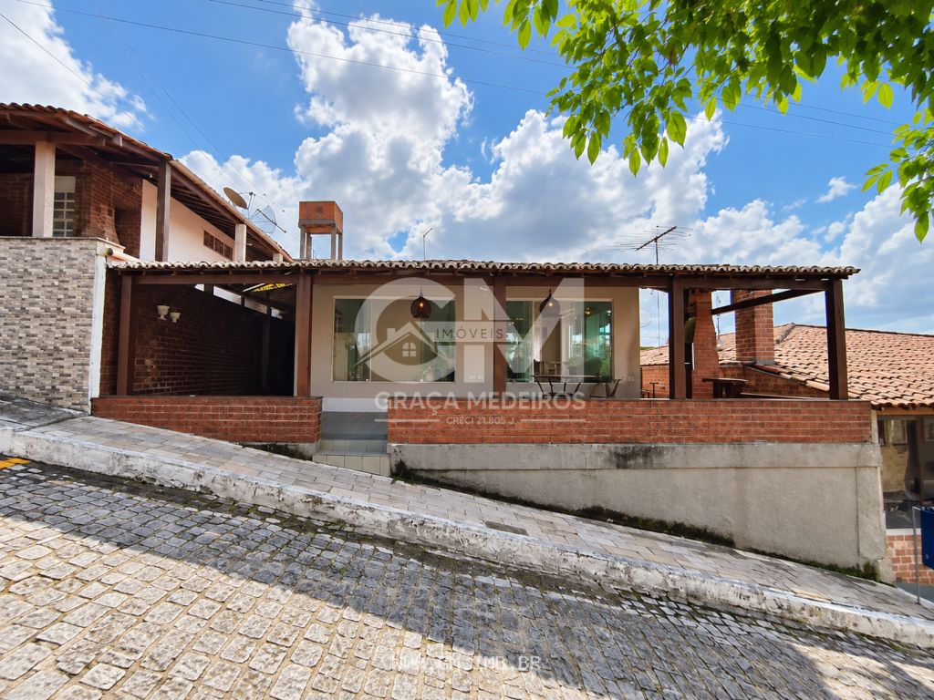 Casa em condomínio a margens da pista local