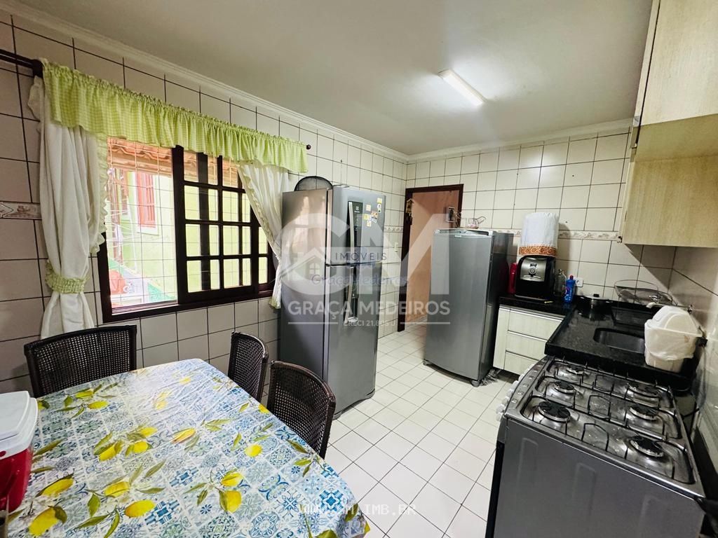 Foto de Casa com 4 quartos em condomínio a 200 metros da pista local