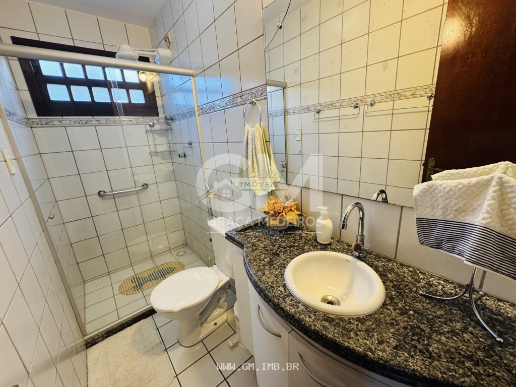 Foto de Casa com 3 quartos + dependência 