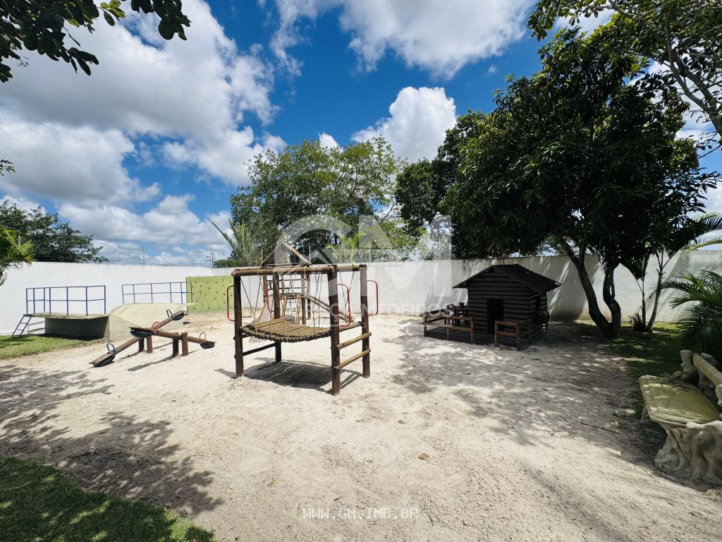 Foto de Casa com 4 quartos sendo 3 suítes, em condomínio 