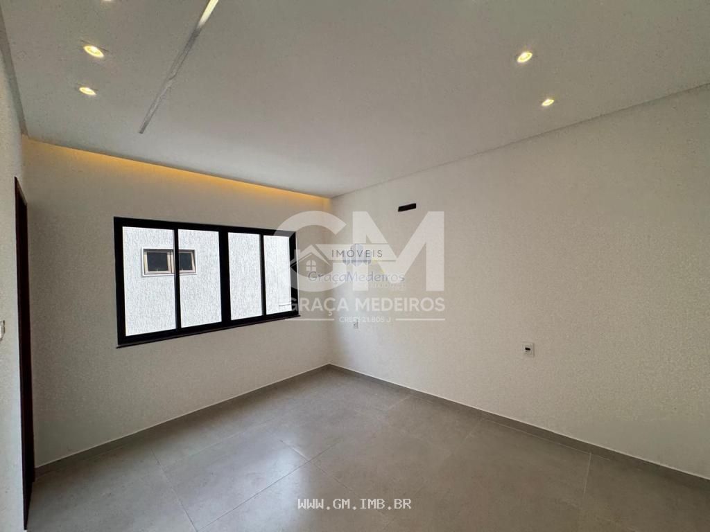 Foto de Casa nova com piscina particular em condomínio de