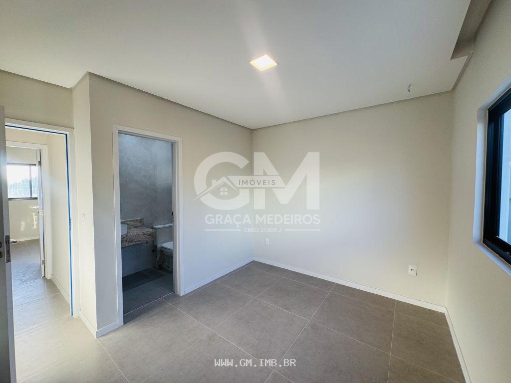Foto de Casa com 4 quartos sendo 3 suítes, piscina particular 