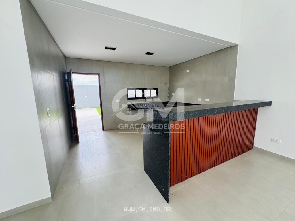 Foto de Casa nova com piscina particular em condomínio de
