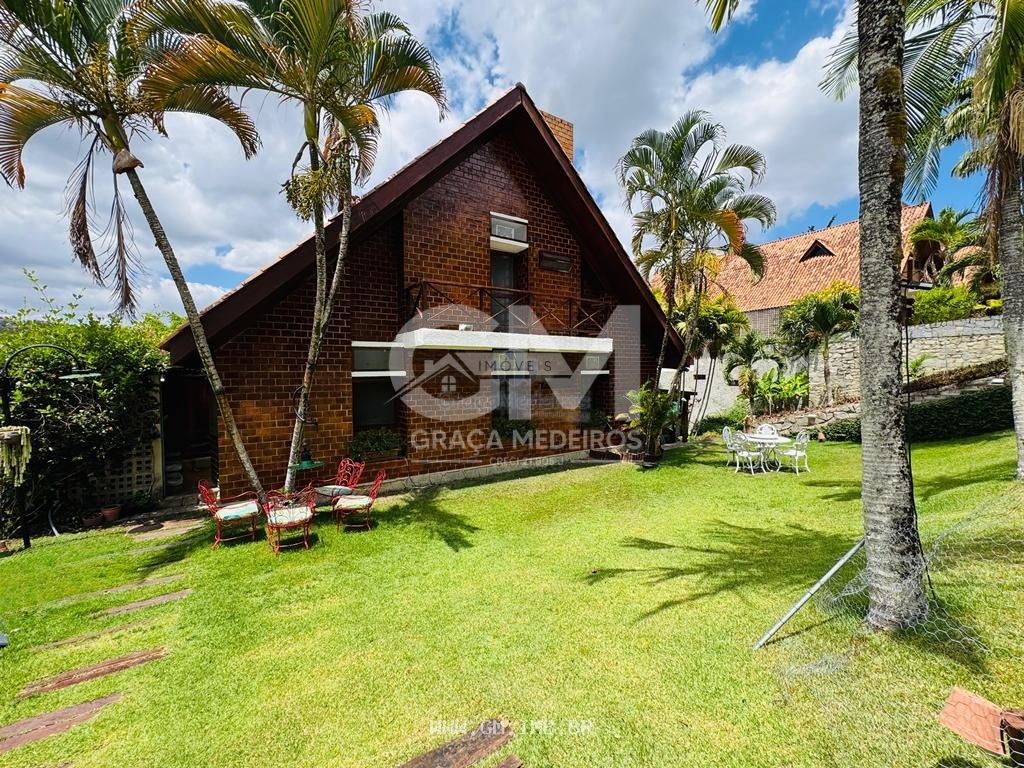Foto de Casa com vista para as montanhas em condomínio de alto padrão