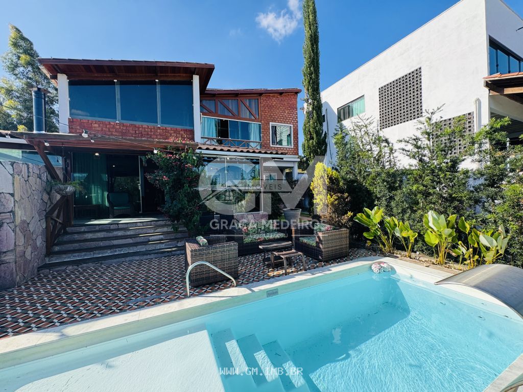 Foto de Casa com 5 quartos, terraço gourmet e piscina 