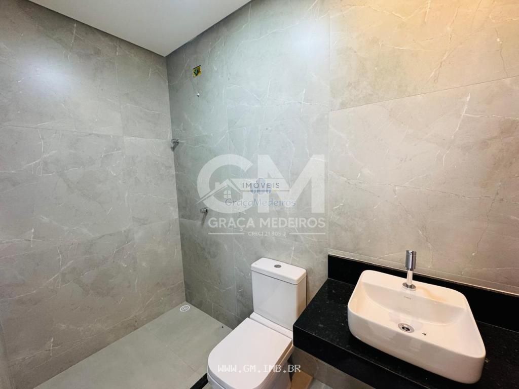 Foto de Casa nova com piscina particular em condomínio de