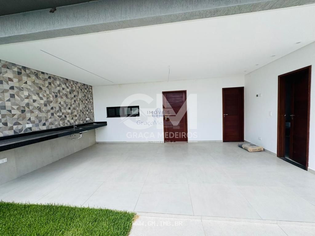 Foto de Casa nova com piscina particular em condomínio de