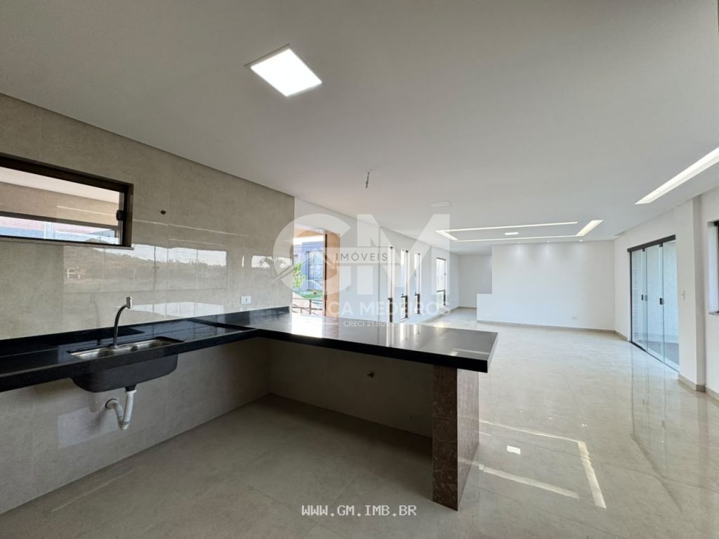 Foto de Casa em condomínio com piscina e espaço gourmet