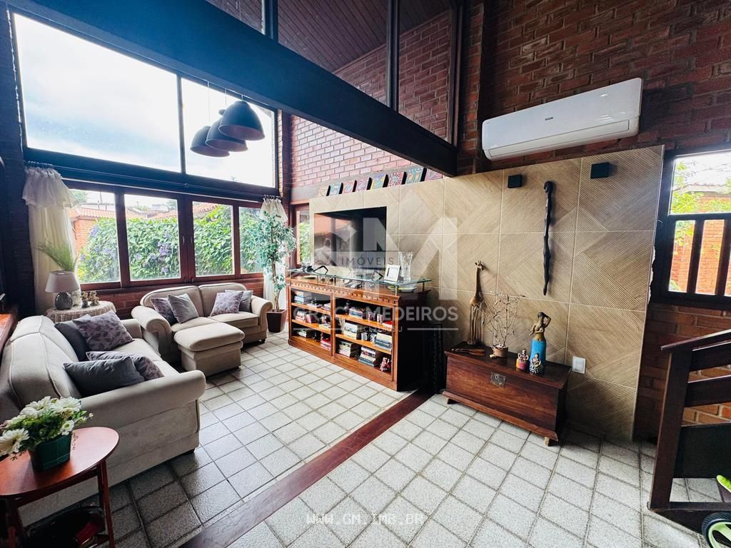 Foto de Casa com 7 quartos em condomínio fechado