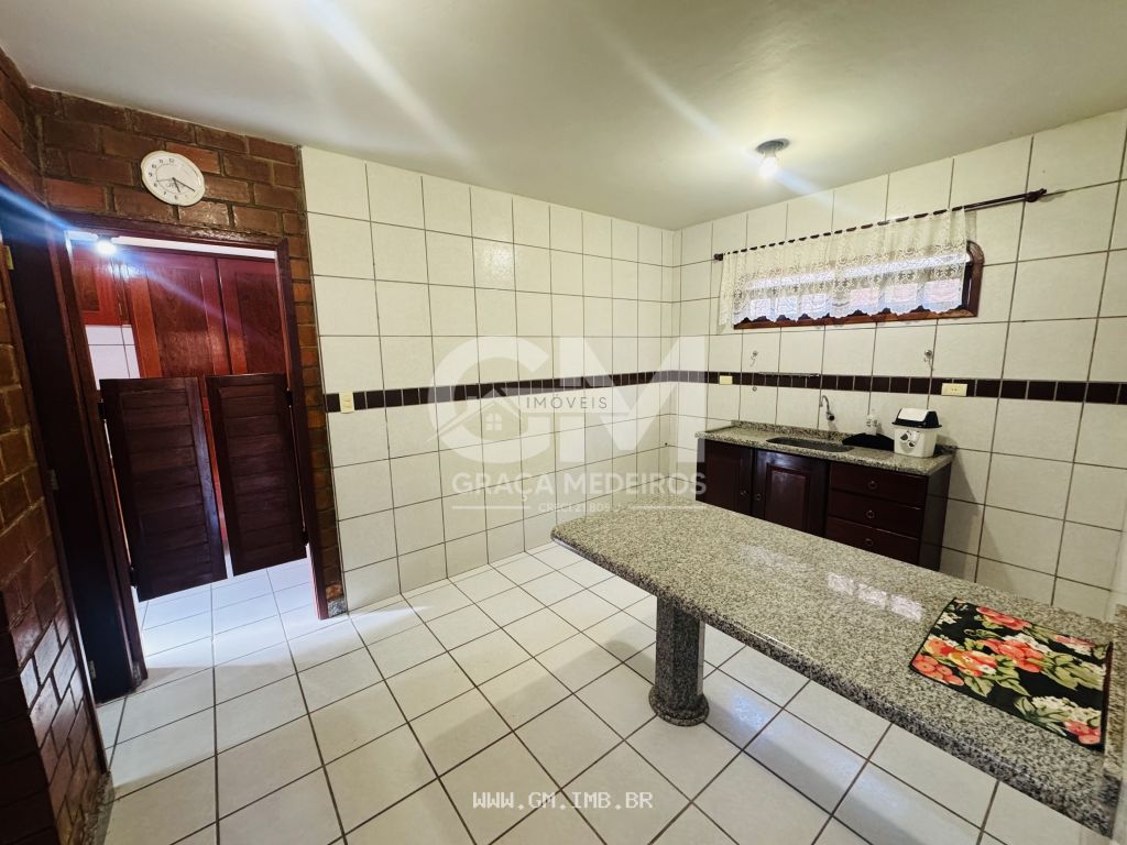 Foto de Chalé com 4 quartos sendo 2 suítes em condomínio