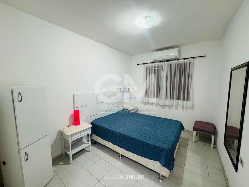 Foto de Casa térrea com piscina particular em condomínio