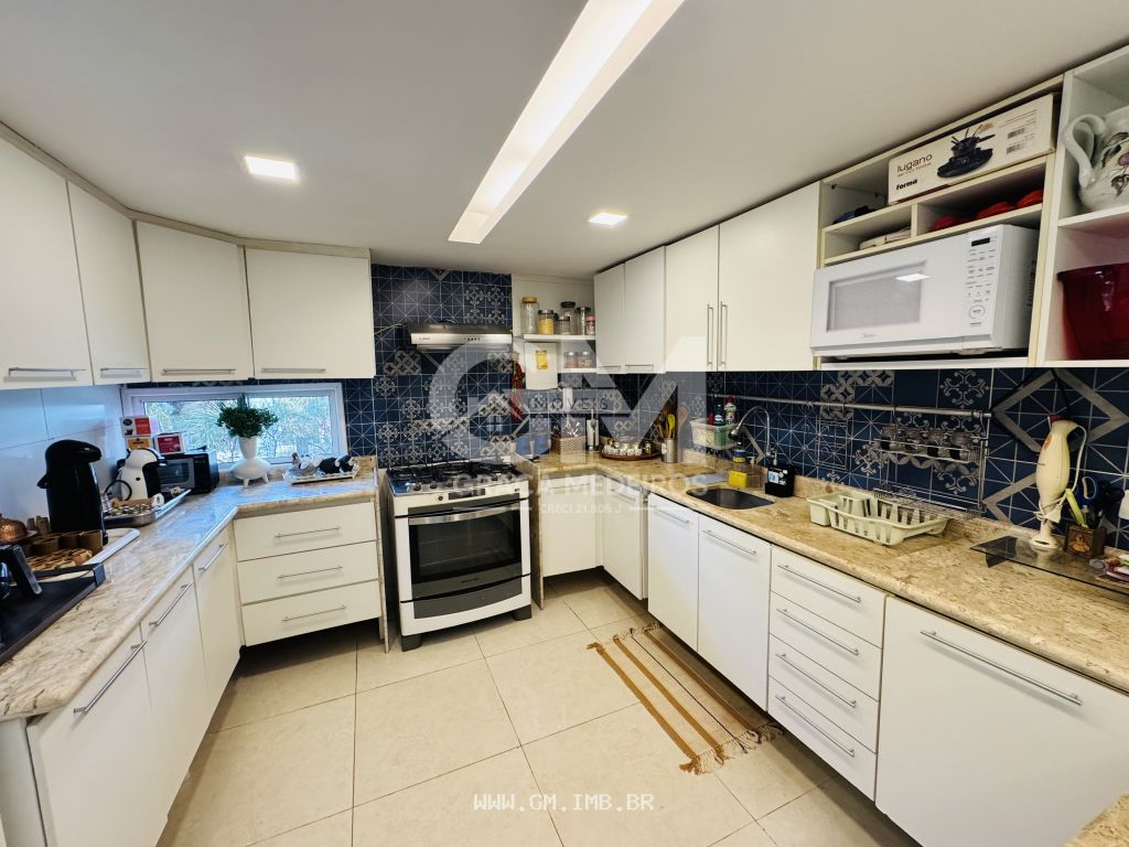Foto de Casa com 4 quartos sendo 3 suítes, em condomínio 