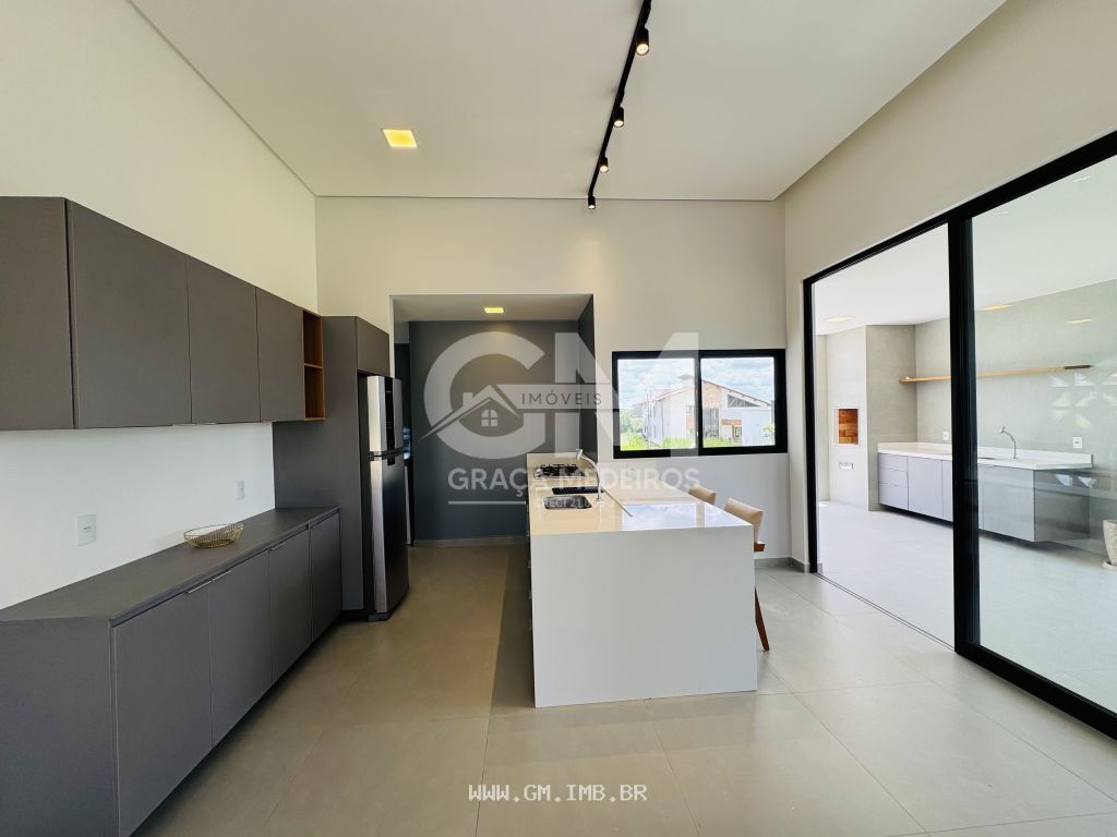Foto de Casa de alto padrão, 4 suítes, piscina e terraço gourmet 