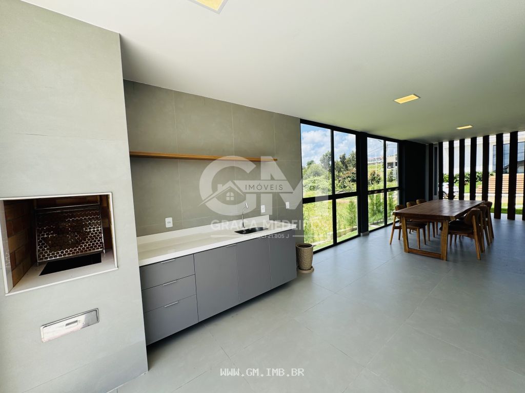 Foto de Casa de alto padrão, 4 suítes, piscina e terraço gourmet 