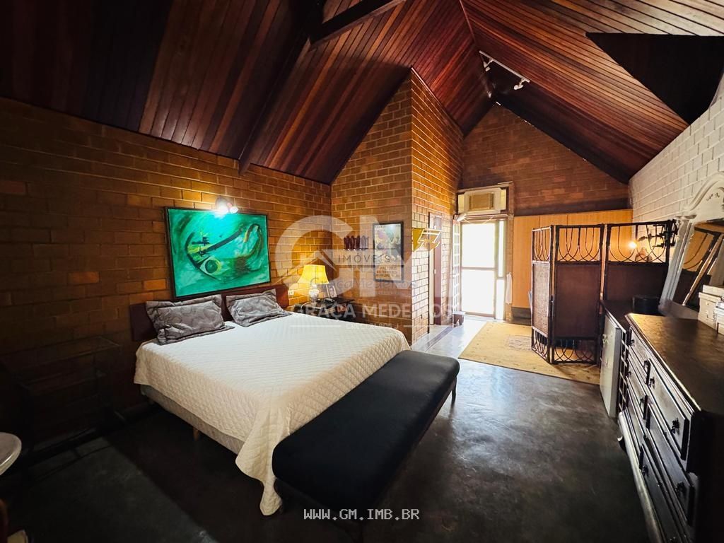 Foto de Casa com vista para as montanhas em condomínio de alto padrão
