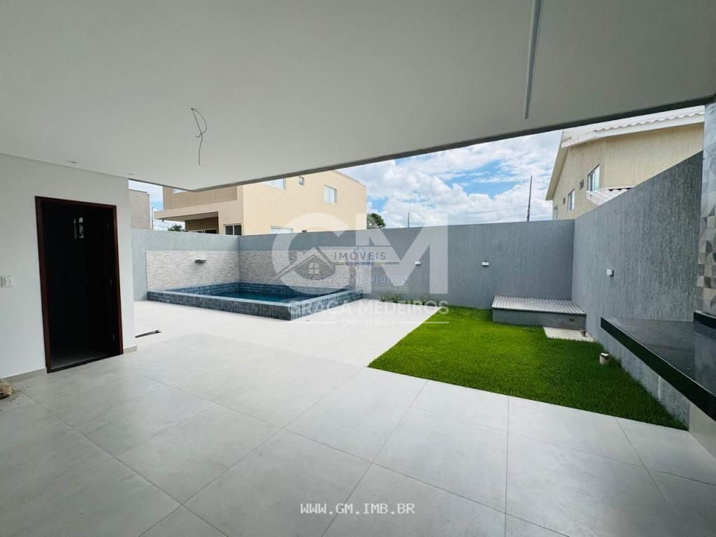 Foto de Casa nova com piscina particular em condomínio de