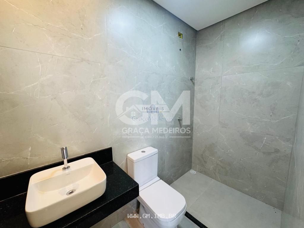 Foto de Casa nova com piscina particular em condomínio de